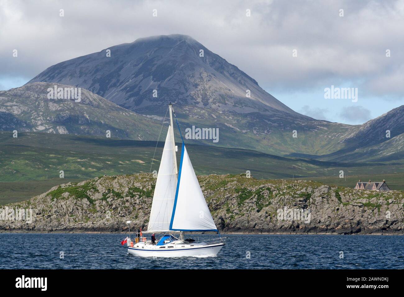 Yacht à voile, son du Jura, Ile du Jura, Argyll, Ecosse Banque D'Images