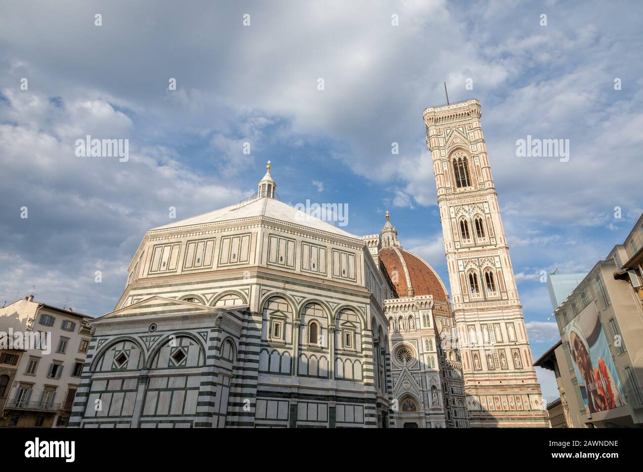 Florence, Italie - 24 juin 2018 : vue panoramique du complexe Duomo : Baptistère de Saint-Jean, Cattedrale di Santa Maria del Fiore et le campanile de Giotto Banque D'Images