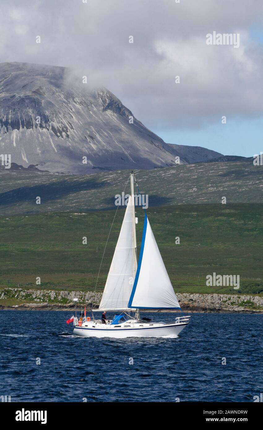 Yacht à voile, son du Jura, Ile du Jura, Argyll, Ecosse Banque D'Images
