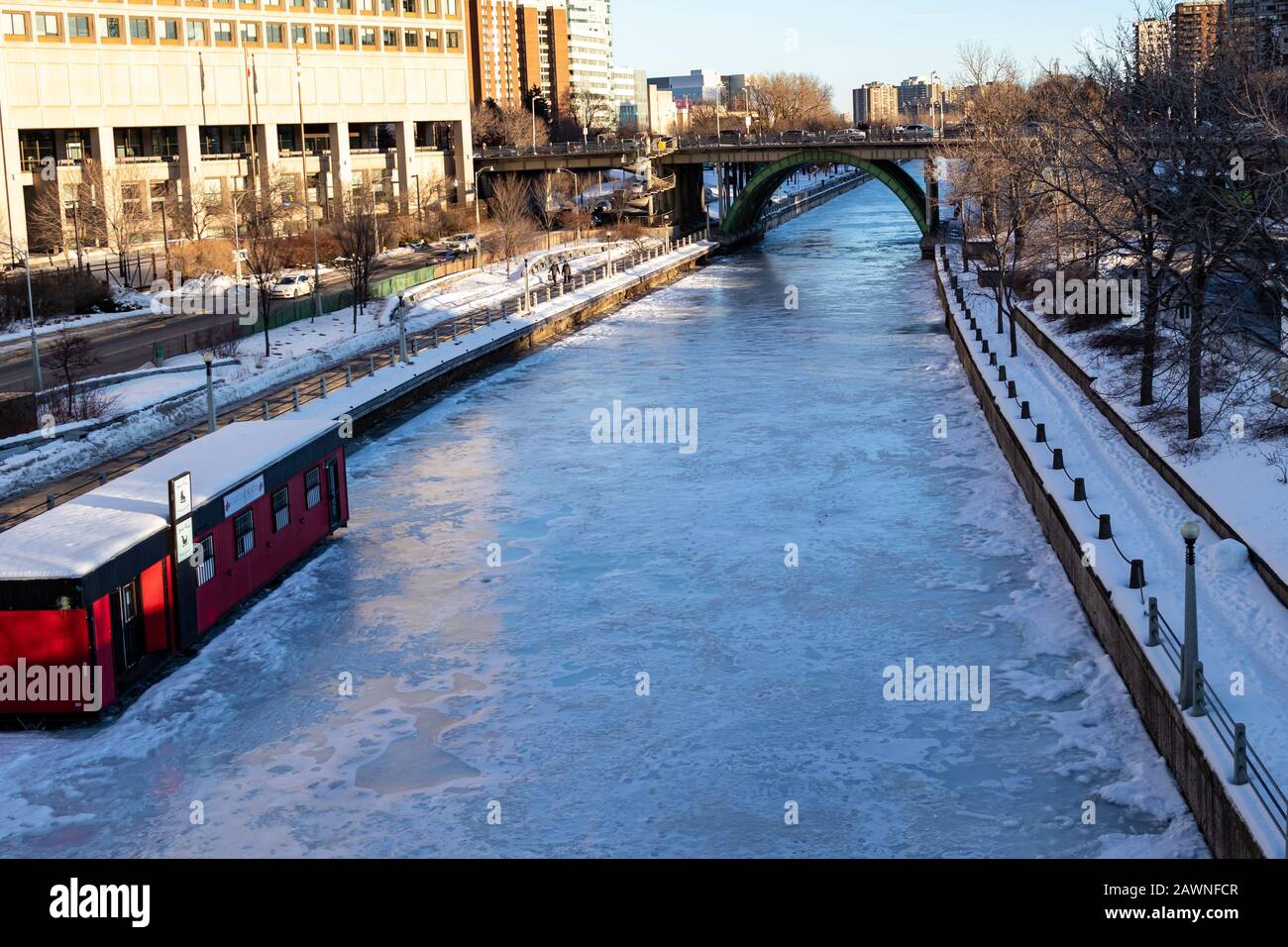 Le canal Rideau à Ottawa est gelé en hiver. Banque D'Images