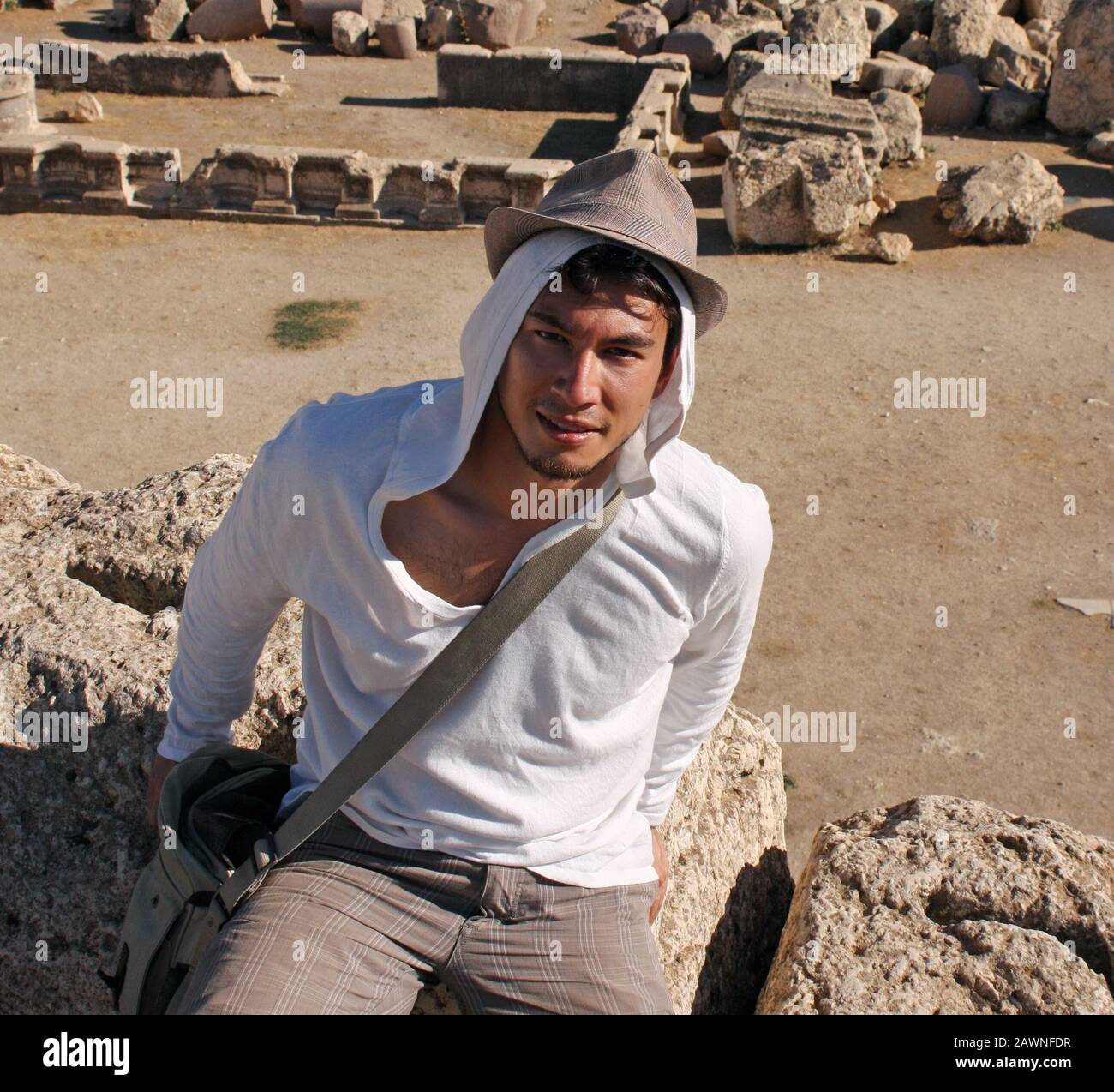 Jeune homme portant une chemise blanche et un chapeau Une ancienne ruine  romaine à Baalbek Photo Stock - Alamy