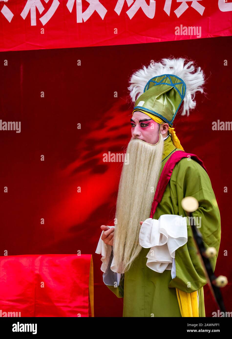 Homme exécutant l'opéra de Pékin en plein air dans des costumes colorés, Xi Cheng Hutong District, Beijing, Chine Banque D'Images