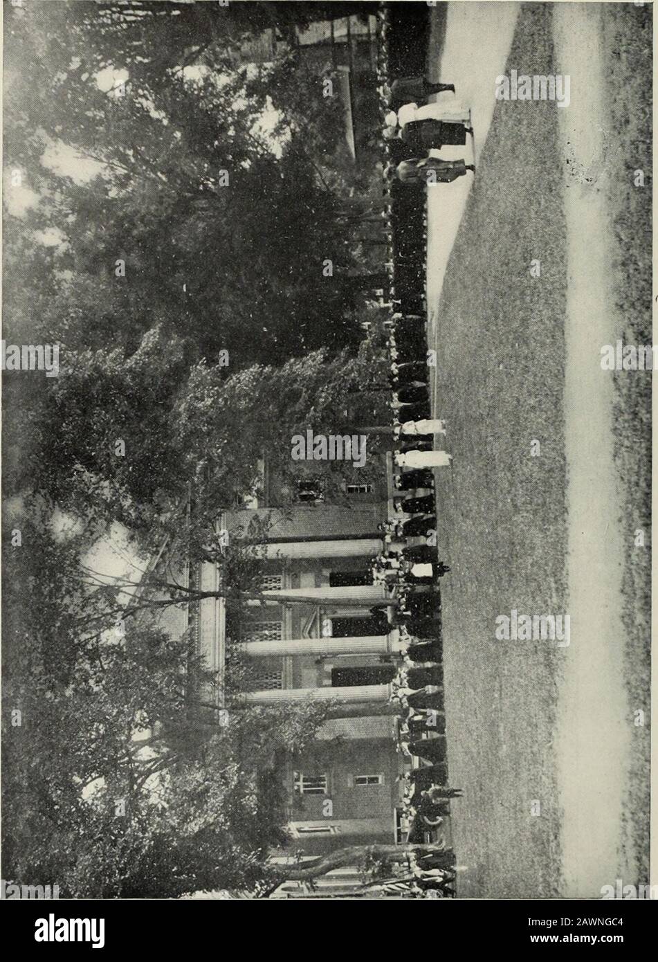 Dartmouth alumni magazine . St whatGene est en train de prendre, mais nous soupçonnons que les incitations théâtrales étaient le principal raisonnable pour son retour et braving les dangerersde mathématiques (est ce droit. Gène?) une fois de plus. Swoboda Shea est dans sa gloire maintenant. La direction sportive de l'Institut, où nous savons, mais qui ne font aucune différence. Herm Whitmore est de retour après l'hiver dans un complexe allemand populaire. Vous vous sentez agrin et glorieux, Herm ? Paul E. Moyer a terminé son travail d'examinateur spécial du WorkBoard de guerre des États-Unis, et vit maintenant avec ses femmes-parents, Rév. Et Mme G. H. Sisson, à Manchester, N. H. Il est Banque D'Images