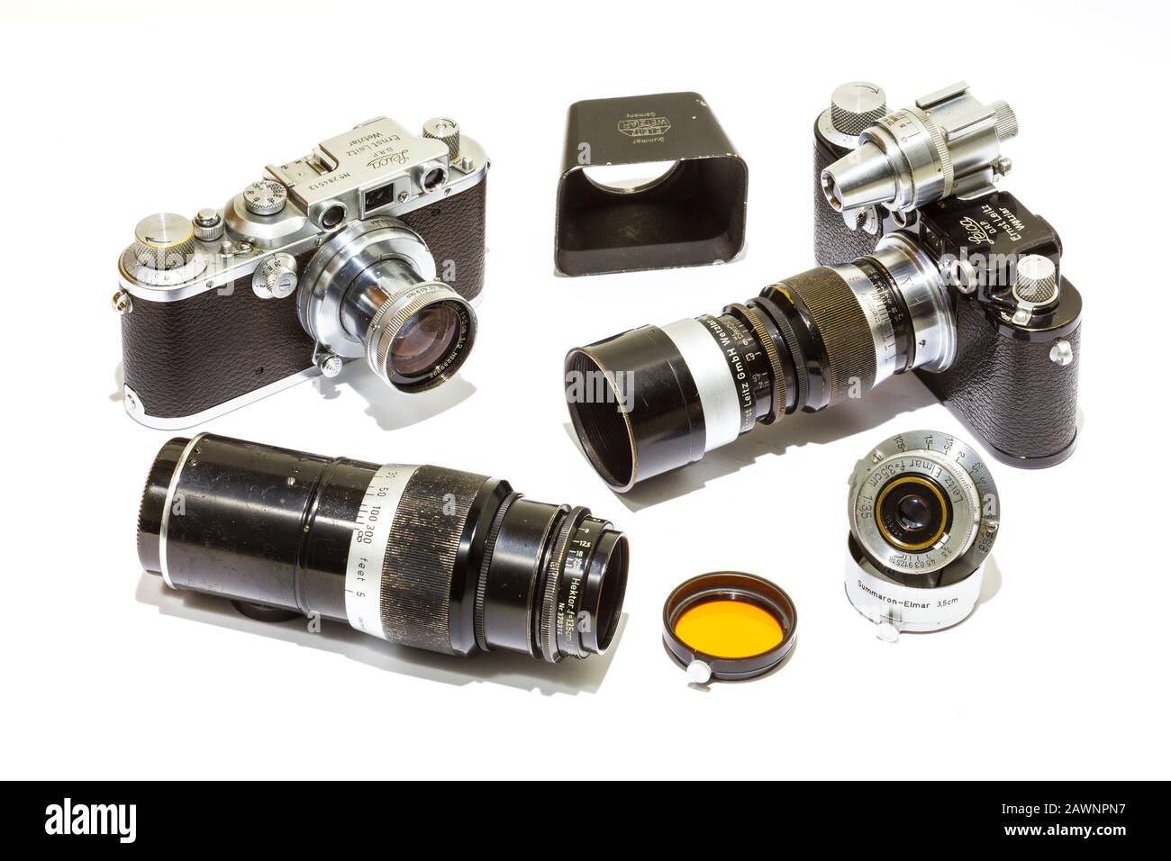 Appareils photo et objectifs Leica allemands des années 1930. A leica 111 B et 111 C avec objectifs elmar de 5 cm, 13,5 cm, 9 cm et 3,5 cm, hottes d'objectif, filtre et viseur Vidom. Banque D'Images