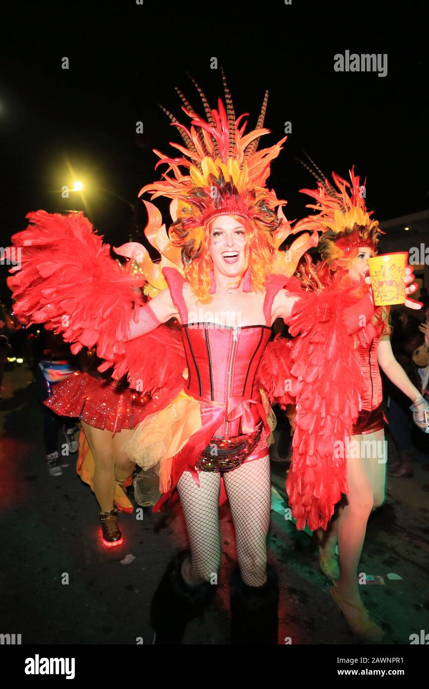(200209) -- LA NOUVELLE-ORLÉANS (États-Unis), le 9 février 2020 (Xinhua) -- un révélateur participe à la parade Mardi gras Krewe du Vieux, qui fait partie du Carnaval de Mardi gras, à la Nouvelle-Orléans, en Louisiane, aux États-Unis, le 8 février 2020. Le Carnaval de Mardi gras, qui dure plus d'un mois, se tient chaque année dans la ville américaine de la Nouvelle-Orléans de janvier à février. (Photo Par Wei Lan/Xinhua) Banque D'Images