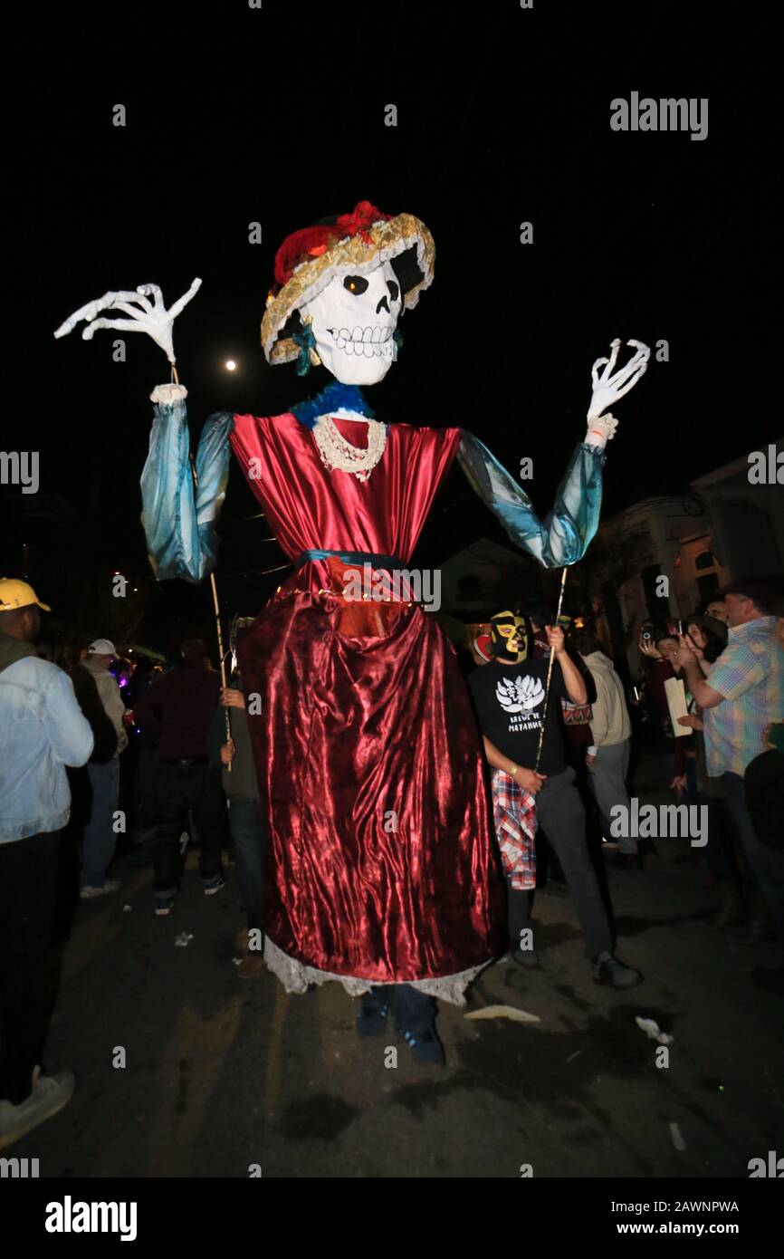 (200209) -- LA NOUVELLE-ORLÉANS (États-Unis), le 9 février 2020 (Xinhua) -- un révélateur participe à la parade Mardi gras Krewe du Vieux, qui fait partie du Carnaval de Mardi gras, à la Nouvelle-Orléans, en Louisiane, aux États-Unis, le 8 février 2020. Le Carnaval de Mardi gras, qui dure plus d'un mois, se tient chaque année dans la ville américaine de la Nouvelle-Orléans de janvier à février. (Photo Par Wei Lan/Xinhua) Banque D'Images