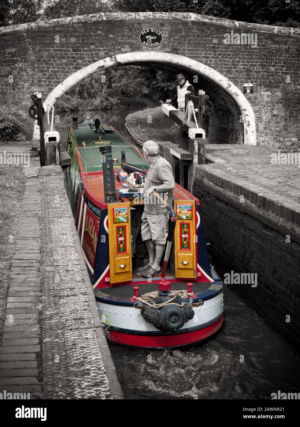 Bateau à rames historique sortant de Tixall Lock sur le Staffordshire et le canal de Worcester Banque D'Images