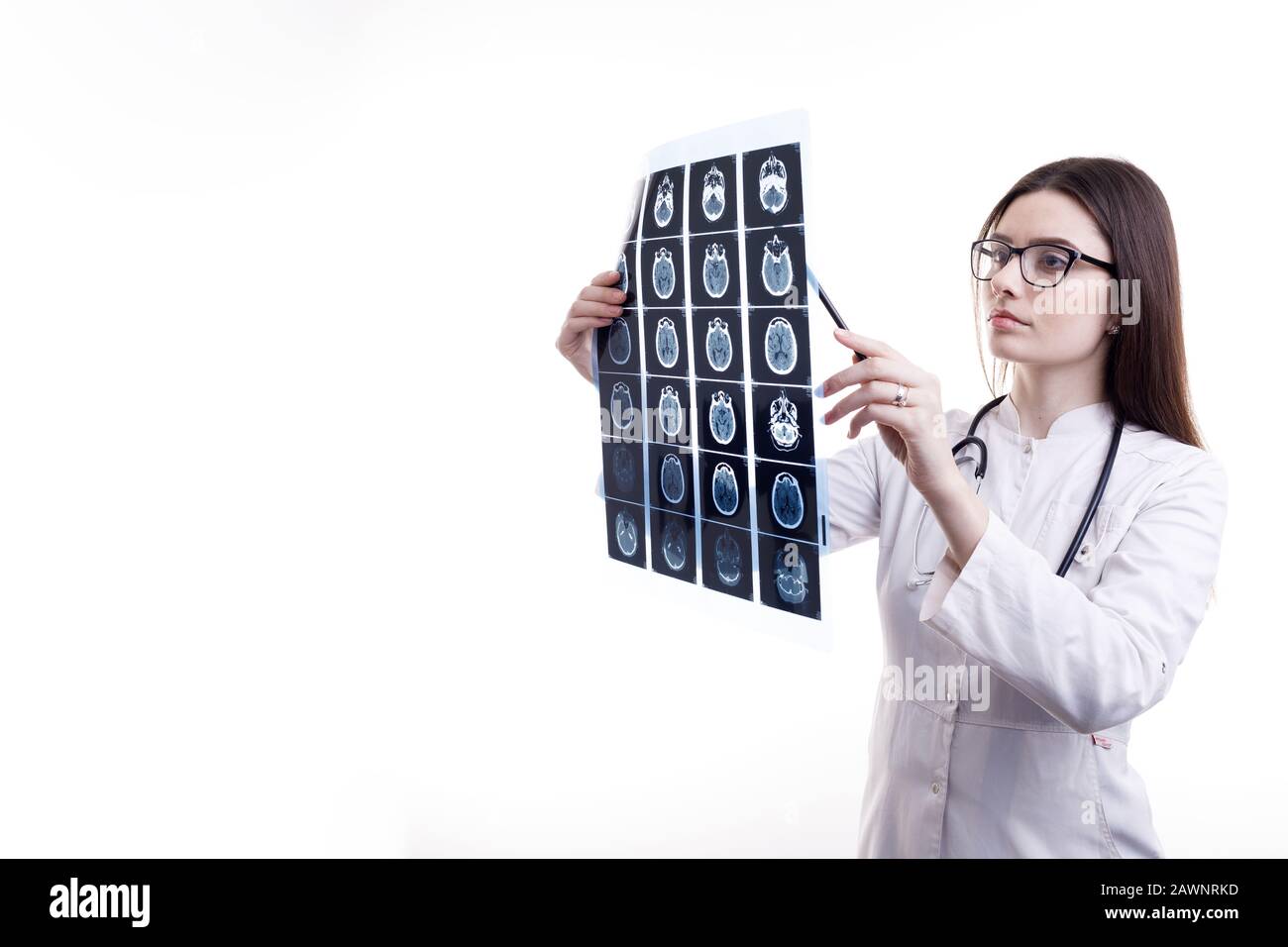 Employé Médical Contrôle Du Film Radiographique De Tomodensitométrie Cérébrale Banque D'Images