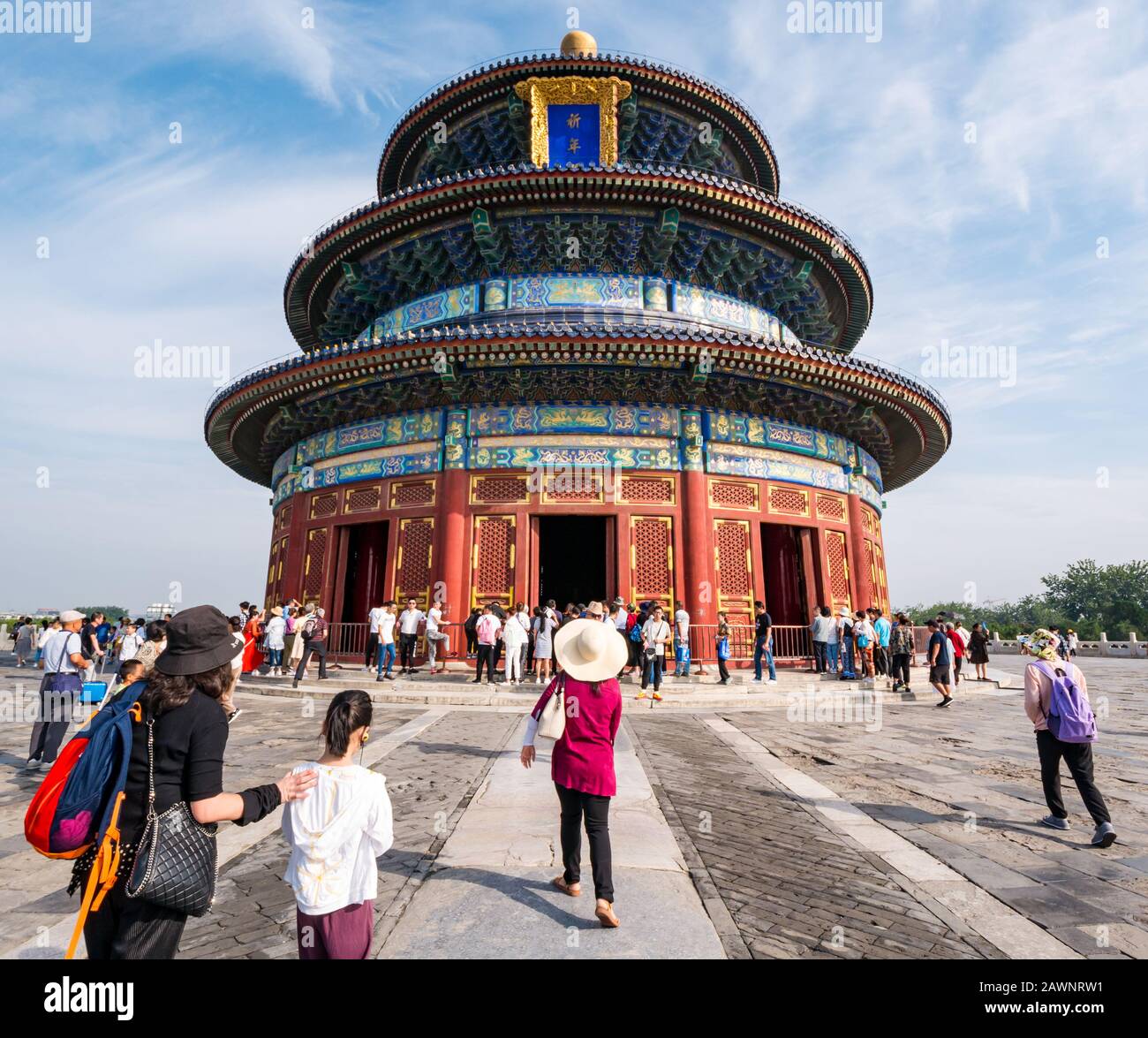 Touristes dans la salle de prière pour De Bonnes Récoltes, complexe du Temple du ciel, Beijing, Chine, Asie Banque D'Images
