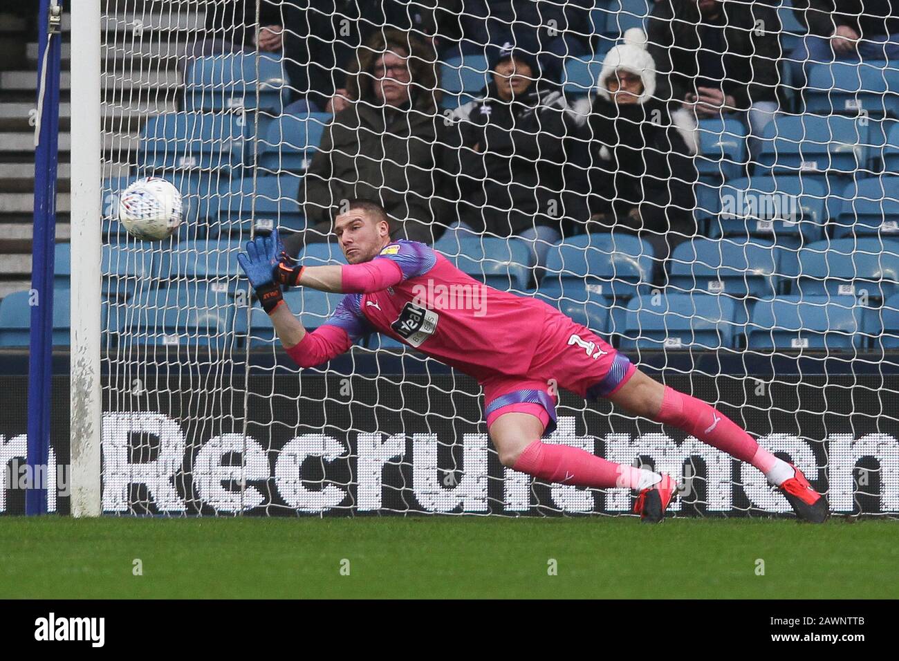 Londres, Royaume-Uni. 9 février 2020. West Bromwich Albion Goalkeeper Sam Johnstone fait des économies de vol lors du match de championnat de pari du ciel de l'EFL entre Millwall et West Bromwich Albion à la Den, Londres, Angleterre, le 9 février 2020. Photo De Ken Sparks. Utilisation éditoriale uniquement, licence requise pour une utilisation commerciale. Aucune utilisation dans les Paris, les jeux ou une seule publication de club/ligue/joueur. Crédit: Uk Sports Pics Ltd/Alay Live News Banque D'Images