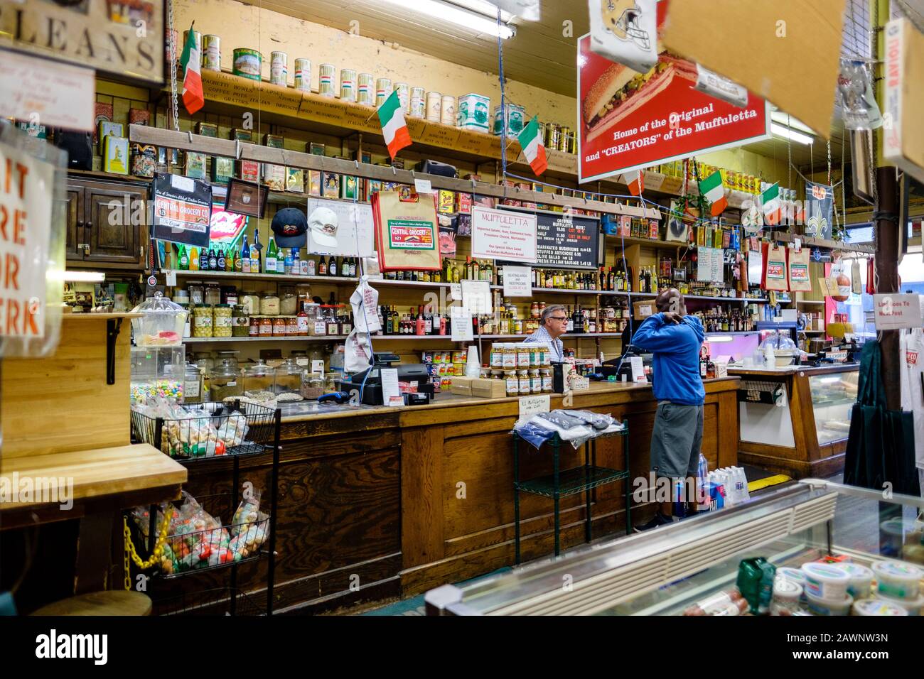 À l'intérieur de Central Grocery et Deli sur Decatur Street, maison du sandwich original de muffuletta italien, quartier français de la Nouvelle-Orléans, États-Unis Banque D'Images