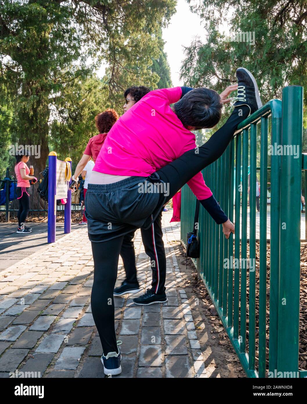 Personne chinoise qui exerce et étire la jambe, Tiantan Park, Beijing, Chine, Asie Banque D'Images