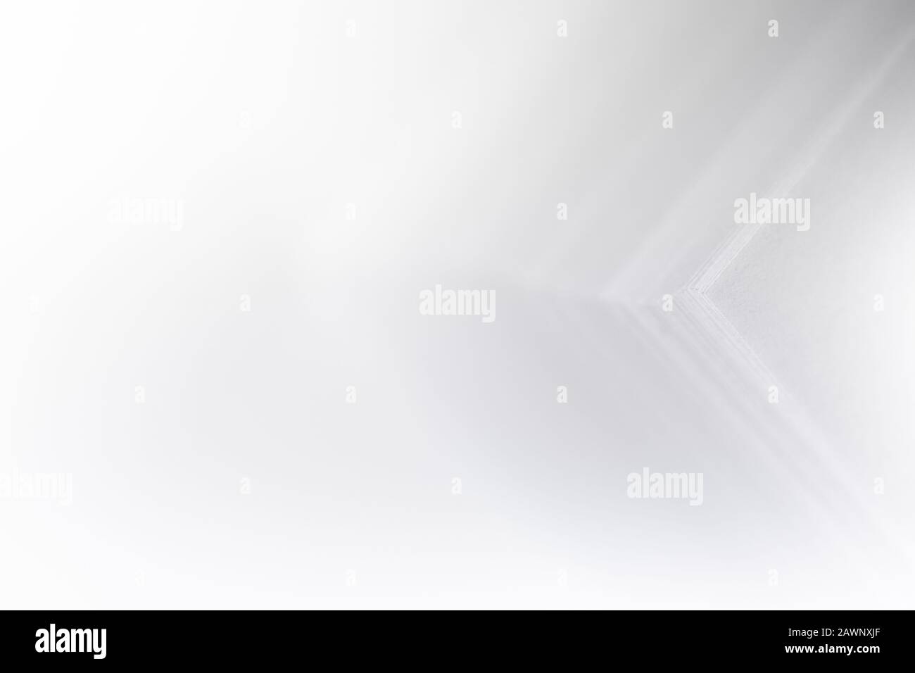 Pile de papier blanc de bureau sur fond clair, vue de dessus, place pour le texte. Banque D'Images