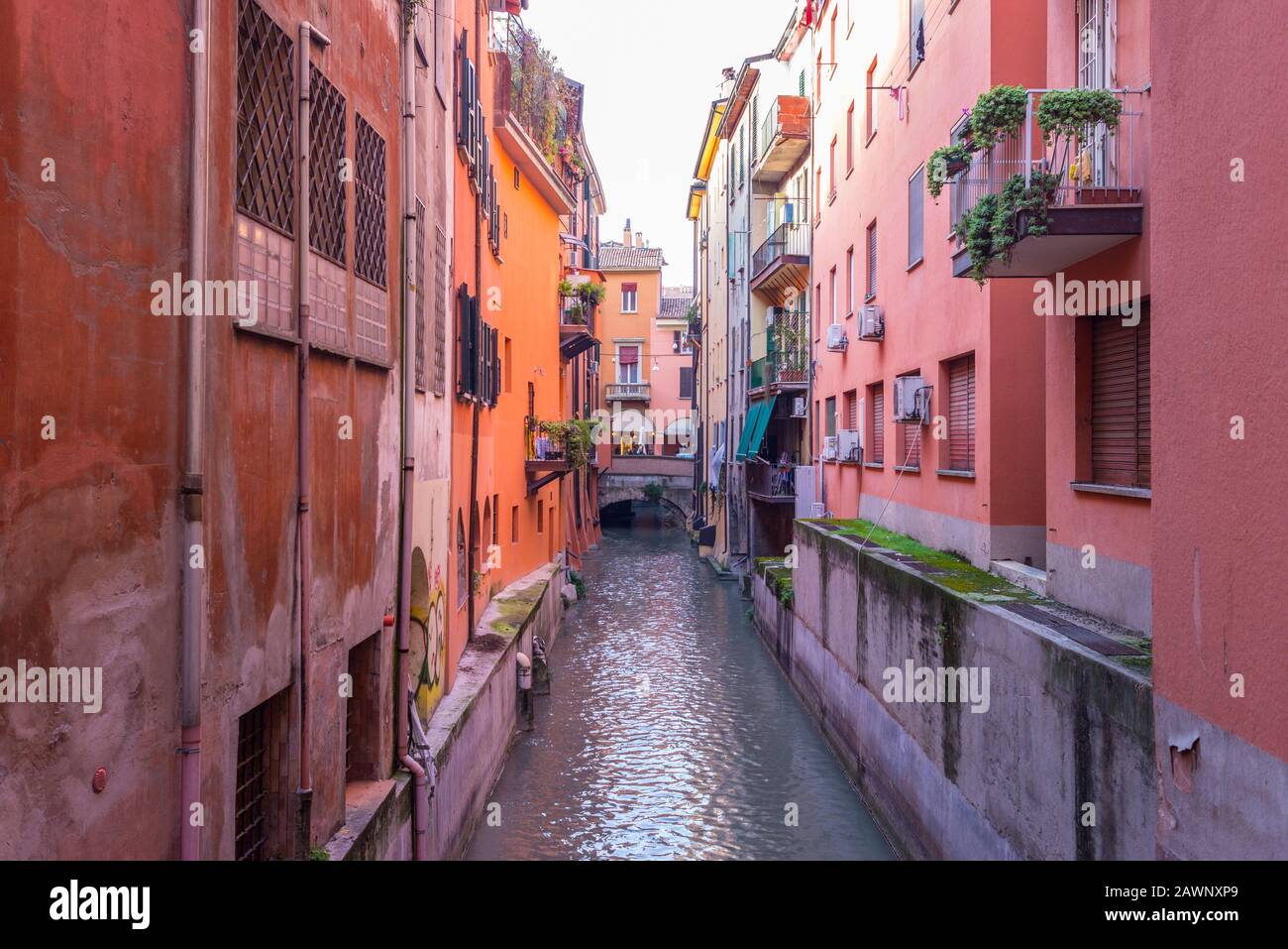 La Canale delle Moline "Canal de la Moline" à Bologne. C'est l'un des rares canaux encore visibles à Bologne, en Italie Banque D'Images