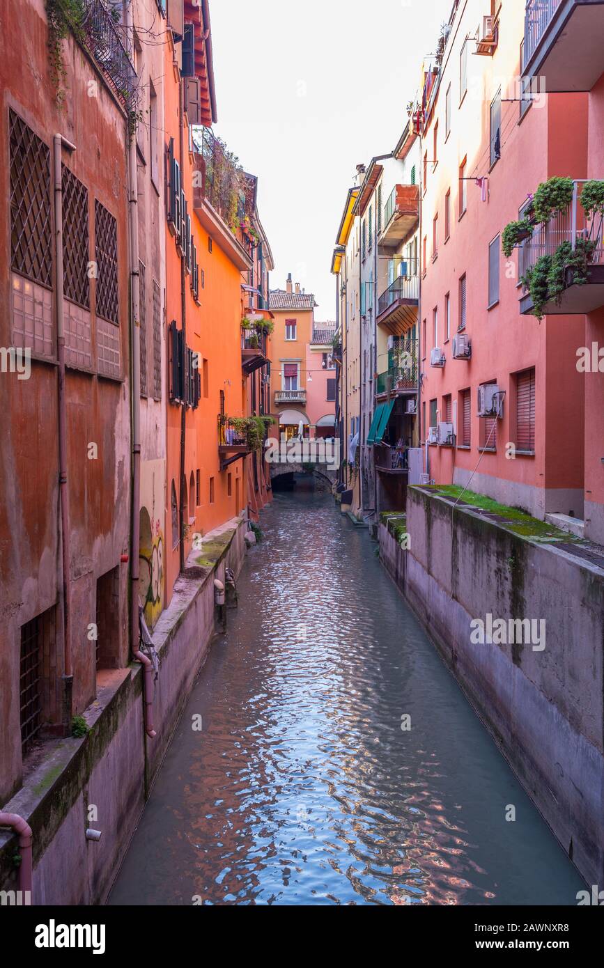 La Canale delle Moline "Canal de la Moline" à Bologne. C'est l'un des rares canaux encore visibles à Bologne, en Italie Banque D'Images