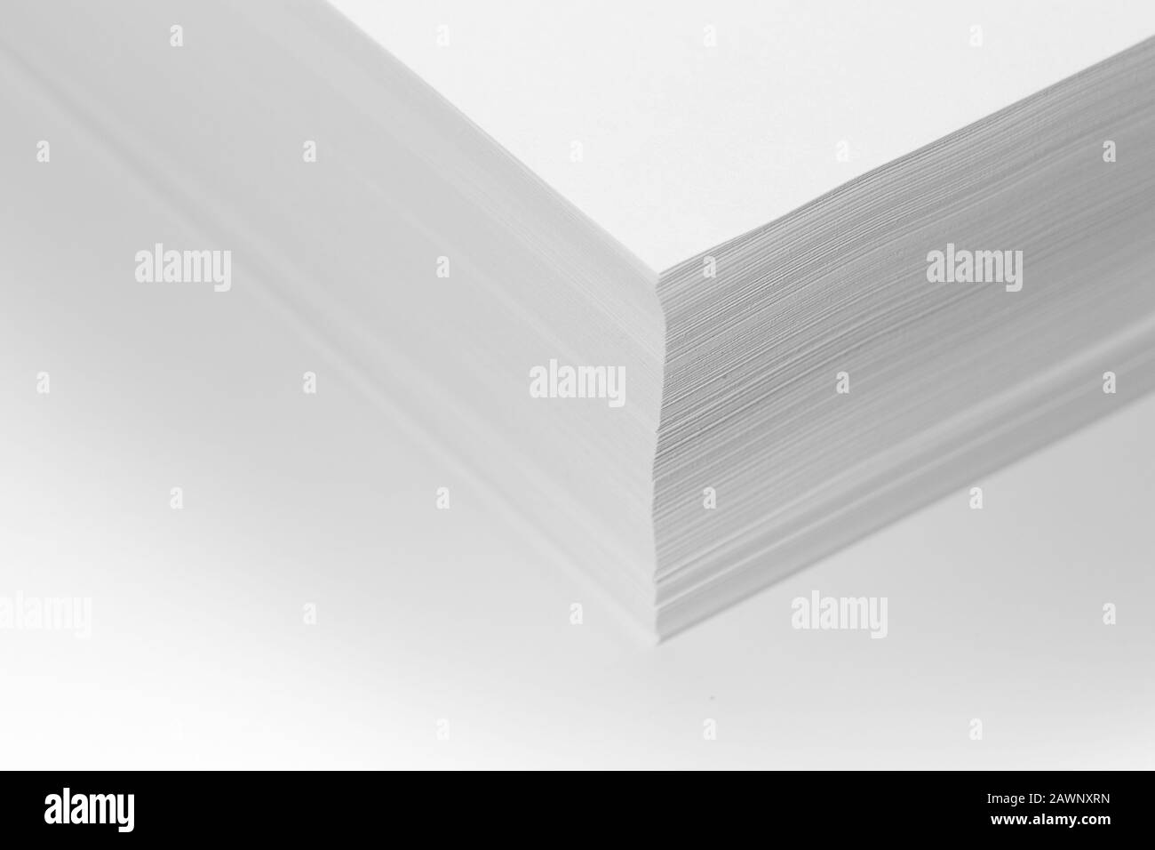 Pile de papier blanc de bureau sur fond clair, vue de dessus, place pour le texte. Banque D'Images