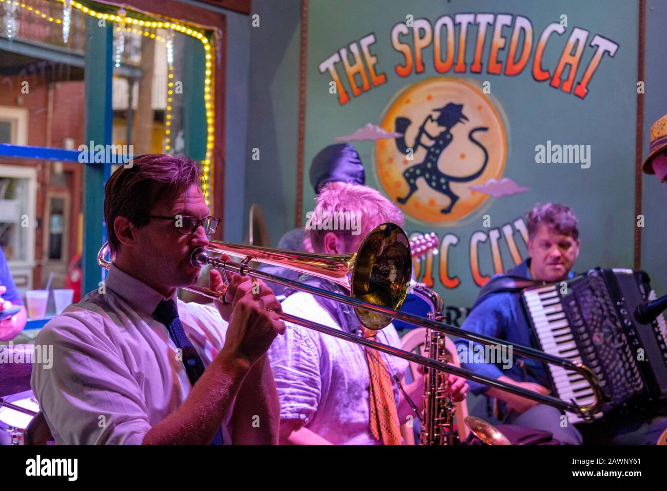 Musiciens de jazz jouant de la musique live au bar Spotted Cat Music Club sur Frenchmen Street, Marigny, Nouvelle-Orléans, Louisiane Banque D'Images