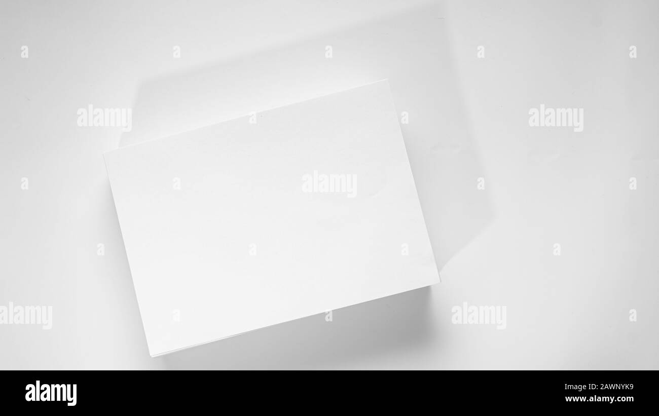Pile de papier blanc de bureau sur fond clair, vue de dessus, place pour le texte. Banque D'Images