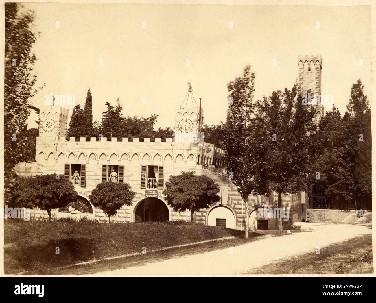 1860 CA, MONTECATINI TERME , PISTOIA , TOSCANE , ITALIE : L'HÔTEL DE LA TORRETTA , dans un style médiocre bizarre (sur le côté gauche, ouvrir la porte pour TH Banque D'Images