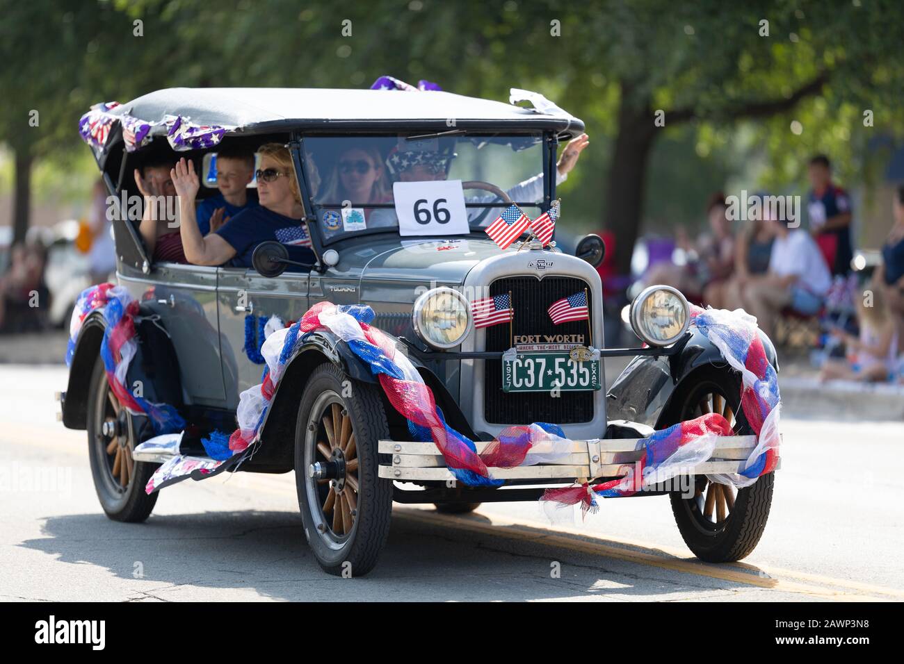 Arlington, Texas, États-Unis - 4 juillet 2019: Arlington 4 juillet Parade, Chevrolet voiture classique, étant conduit par une famille à la parade Banque D'Images