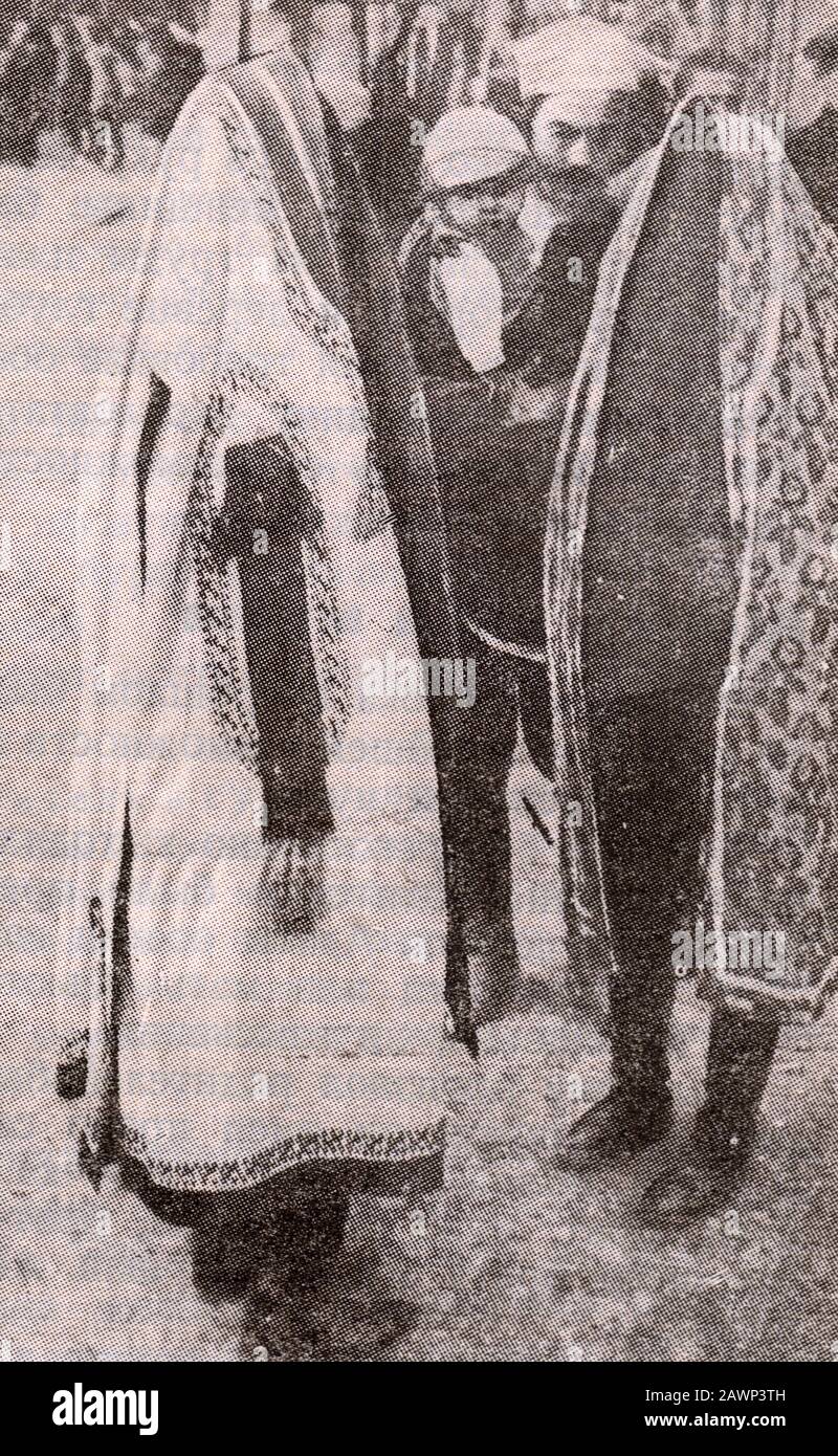 Deux femmes ouzbeks dans un burqa. années 1920. Banque D'Images
