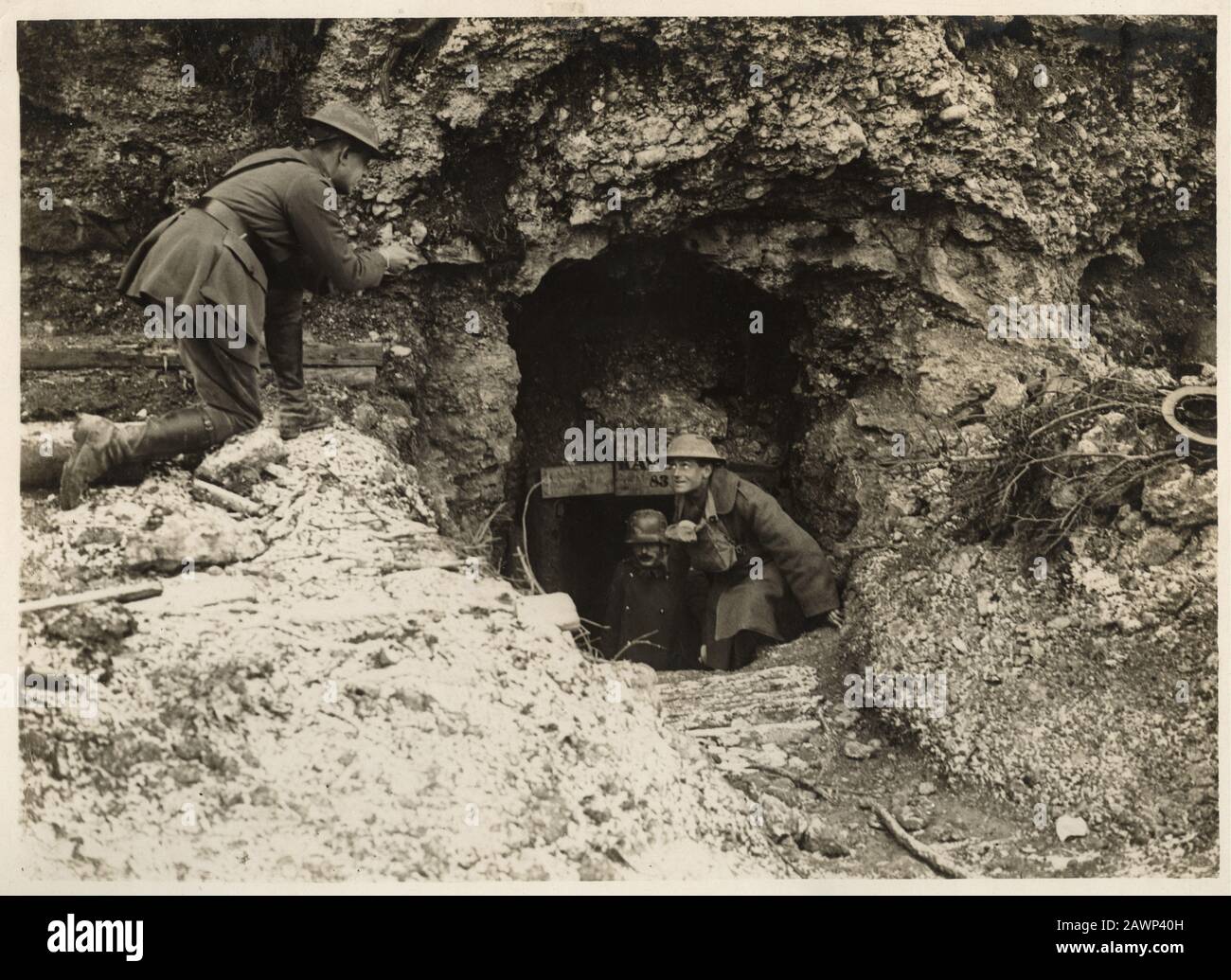 1915 - 1918 , ITALIE : les troupes britanniques en Italie .un soldat fait une capture tout en recherchant un dug-out autrichien . Ce dug-out était pour 83 soldats . Banque D'Images