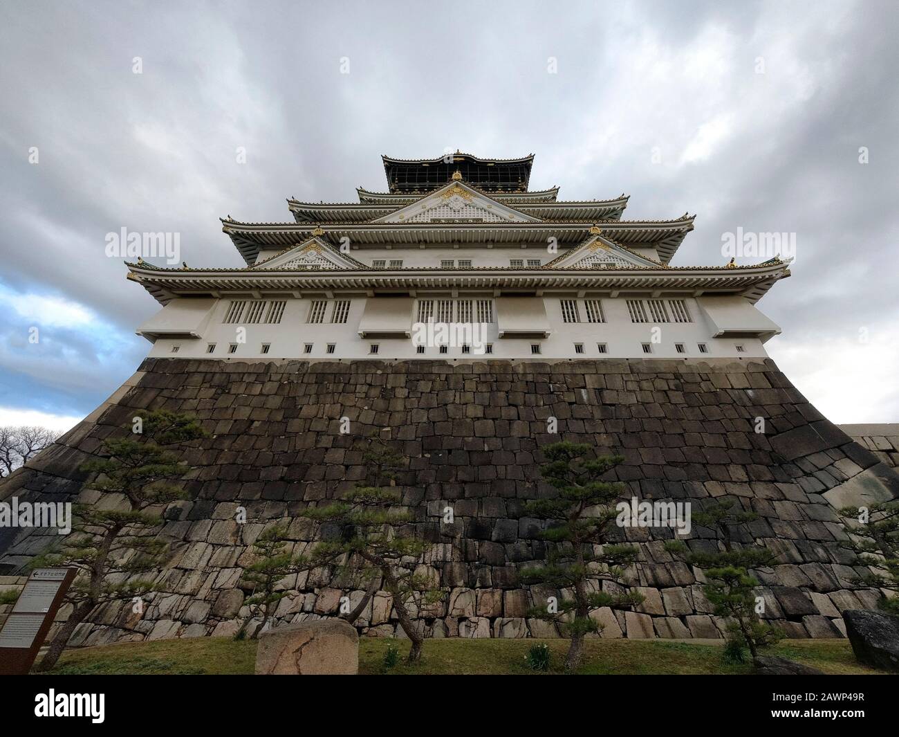Vue panoramique sur le château d'Osaka à Osaka, Japon Banque D'Images