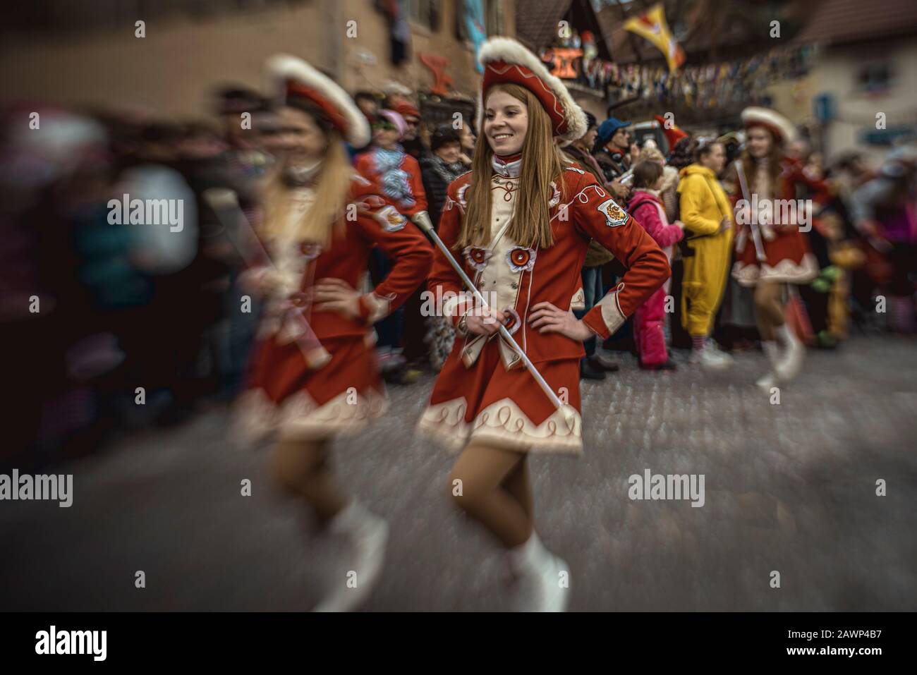 Barcelone, Espagne. 9 février 2020. Les révéeurs déguisés défilent lors de la procession des grands fous par Eigeltinge pendant la "wabaan-Alemmannic Fastnacht". Crédit: Matthias Oesterle/Alay Live News Banque D'Images