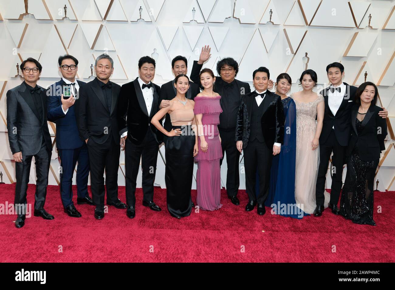 Le directeur de parasite Bong Joon Ho et les membres de la troupe se promenaient sur le tapis rouge lors du 92ème prix annuel de l'Académie qui s'est tenu au Dolby Theatre à Hollywood, en Californie, le 9 février 2020. (Photo d'Anthony Behar/Sipa USA) Banque D'Images