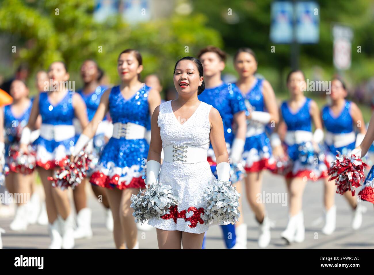 Arlington, Texas, États-Unis - 4 juillet 2019: Arlington 4 juillet Parade, membres de la Sam Houston High School, meneurs, se présentant à la parade Banque D'Images