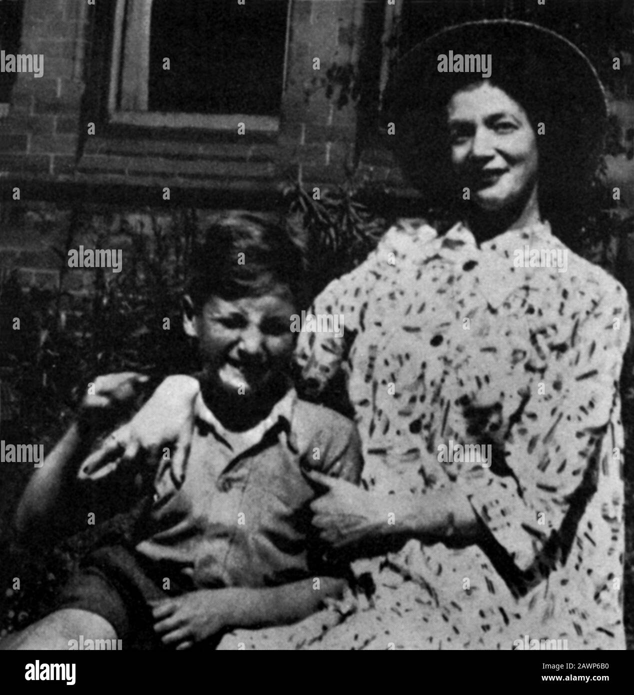 1948 , LIVERPOOL , GRANDE-BRETAGNE : la célèbre chanteuse pop Rock et compositeur JOHN LENNON ( 1940 - 1980 ) âgée de 8 ans avec sa mère JULIA - LES BEATLE Banque D'Images