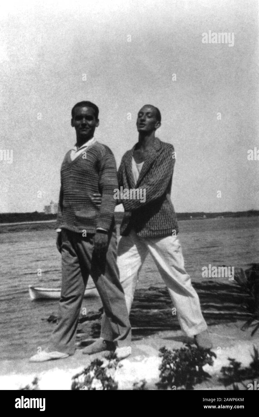 1925, Cadaques, Espagne : le poète espagnol FEDERICO GARCIA LORCA ( 1898 - 1936 ) avec le peintre SALVADOR DALI' ( à l'époque son amoureux gay ) - Dalì - PO Banque D'Images