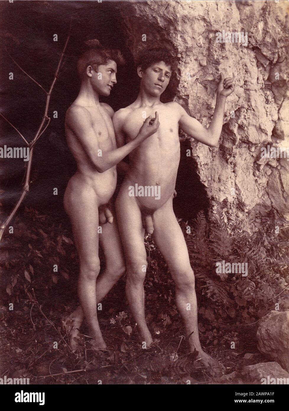 1899 CA, Taormine , Sicile , ITALIE : un studio sicilien Accademia par le célèbre photographe allemand Baron WILHELM VON GLOEDEN ( 1856 - 1931 ) avec nak Banque D'Images