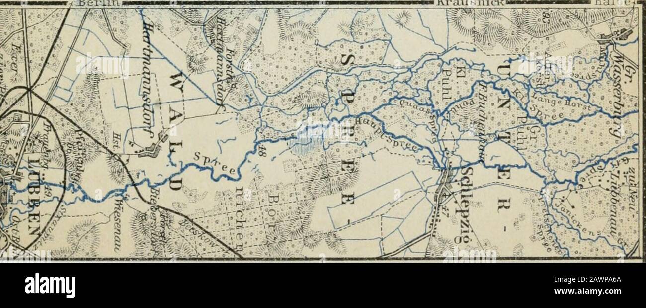 Berlin et ses environs; manuel pour les voyageurs . — At(lOYo M.) Hoppegarten est le principal cours de course de Berlin (p. 31). —1431. La ligne de FrederiddorfiBranch à Pciidersdorf, voir p. 205). — 171/* M.Strausberg. Cette station est reliée par une ligne de branchement (33/4 31.long) avec la ville de Strausberg (chaud. Stiidtefeld; RestaurantSeebad, sur la rive ouest du lac), qui est agréablement situé le Straus-See, au N. Sur la l 1/., 31. Au X. de la ville commence le Blumen-Tah un bois un peu solitaire, entrecoupé par deux chaînes de lacs. — 281/2 31. Dahmsdorf-Milncheberg. L'embranchement s'exécute donc sur (3 3 Banque D'Images