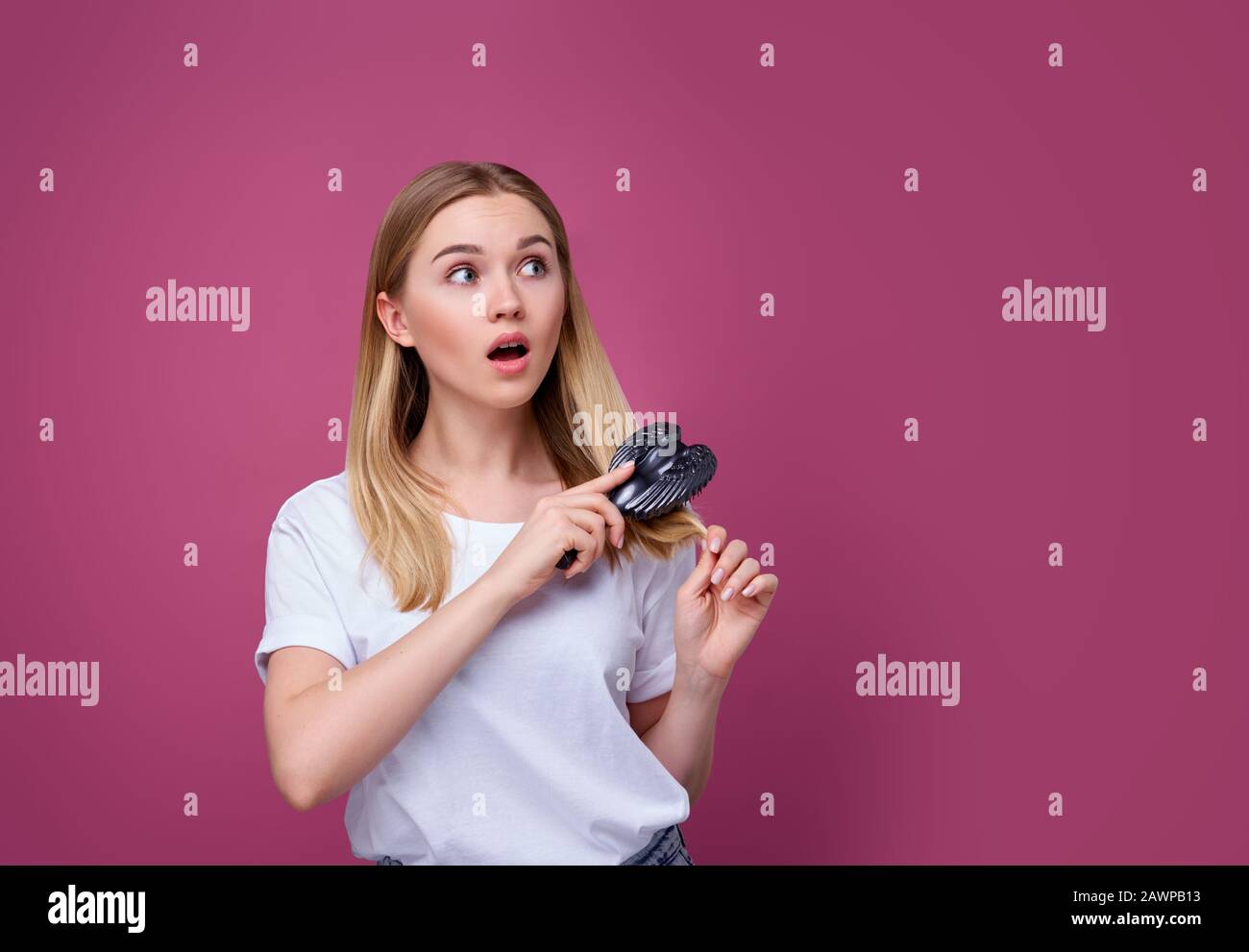 Femme peignant ses cheveux, cheveux blonds, Banque D'Images