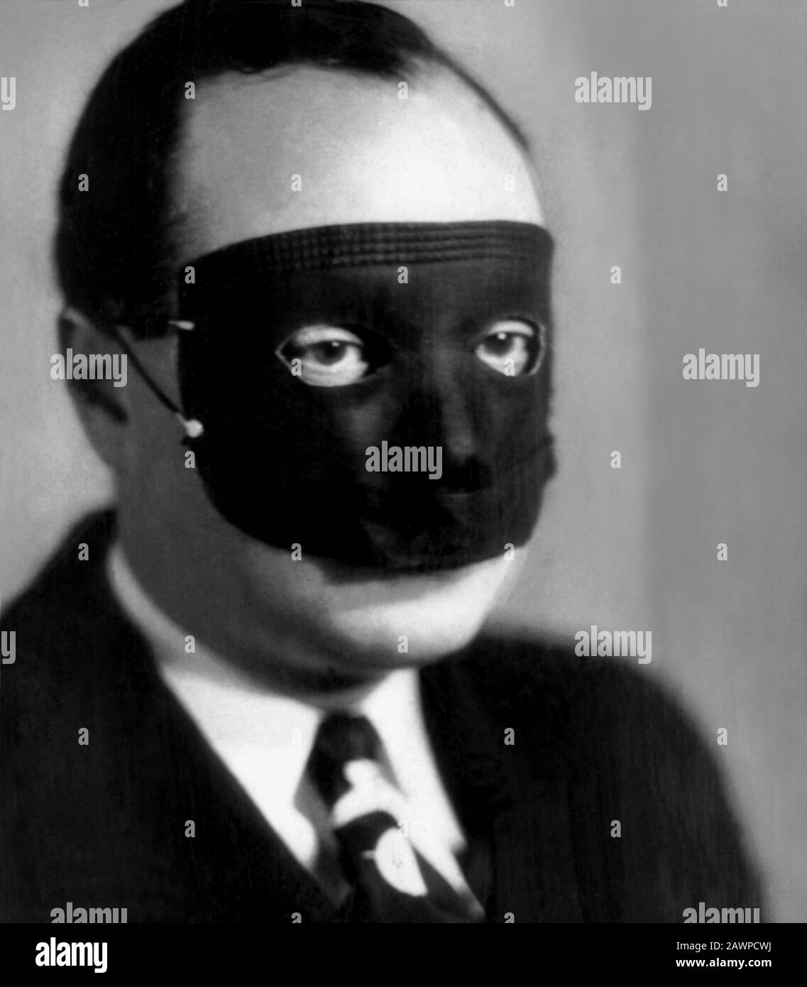 1933 CA, NEW YORK , USA : l'écrivain américain détective des histoires  ELLERY QUEEN aka Frederic Dannay ( 1905 - 1982 ) avec masque . Ellery Queen  est à la fois un Photo Stock - Alamy