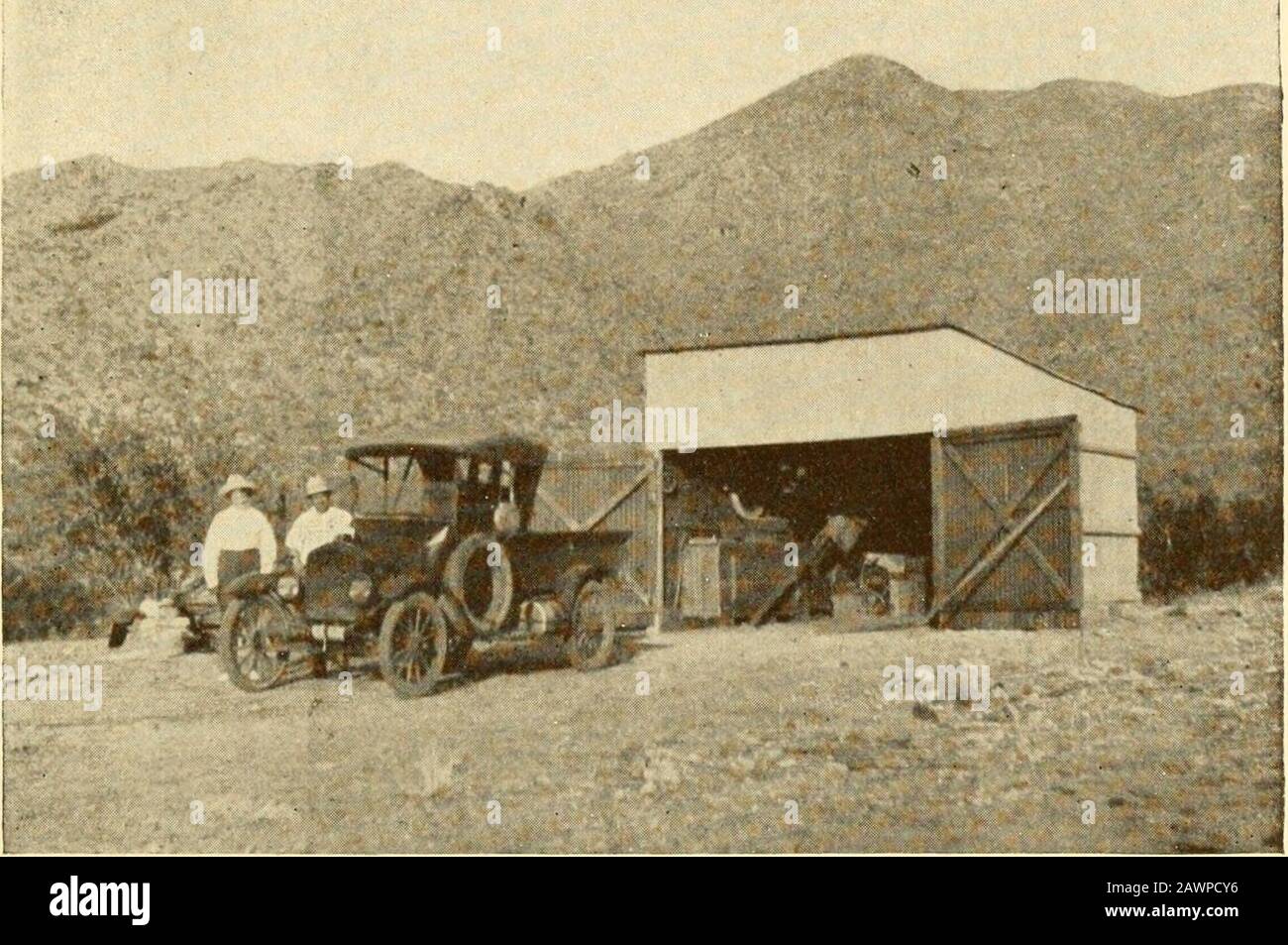 Smithsonian diverses collections . nted andcurated. Une écoute dans les équipements sans fil a été érigée, et l'objet de simulation actif appelé Kelvinator ou dispositif de réfrigération de dioxid de soufre empêchant les dispositions et l'eau de refroidissement à des fins de boisson a été installé. L'observatoire est propriétaire d'un camion Ford qui est gardé dans un garde-piste sinall construit au pied de la piste, et le service hebdomadaire de courrier et de fourniture istenu de Wenden au sommet de la montagne. Une ligne téléphonique est érigée pour se connecter de Wenden à la station d'observation. EXPLORATIONS SMITHSOXIAN, 1C)22 29 le coût de ces diverses améliorations, qui Banque D'Images