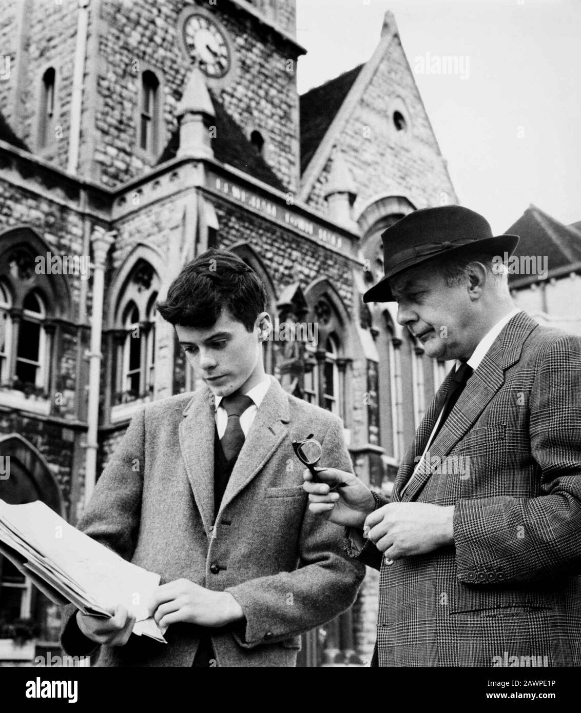 1961 , GRANDE-BRETAGNE : John Betjeman lit la pétition de William Horton pour sauver la mairie de Lewisham . Sir John Betjeman (1906-1984) était poète anglais , Banque D'Images
