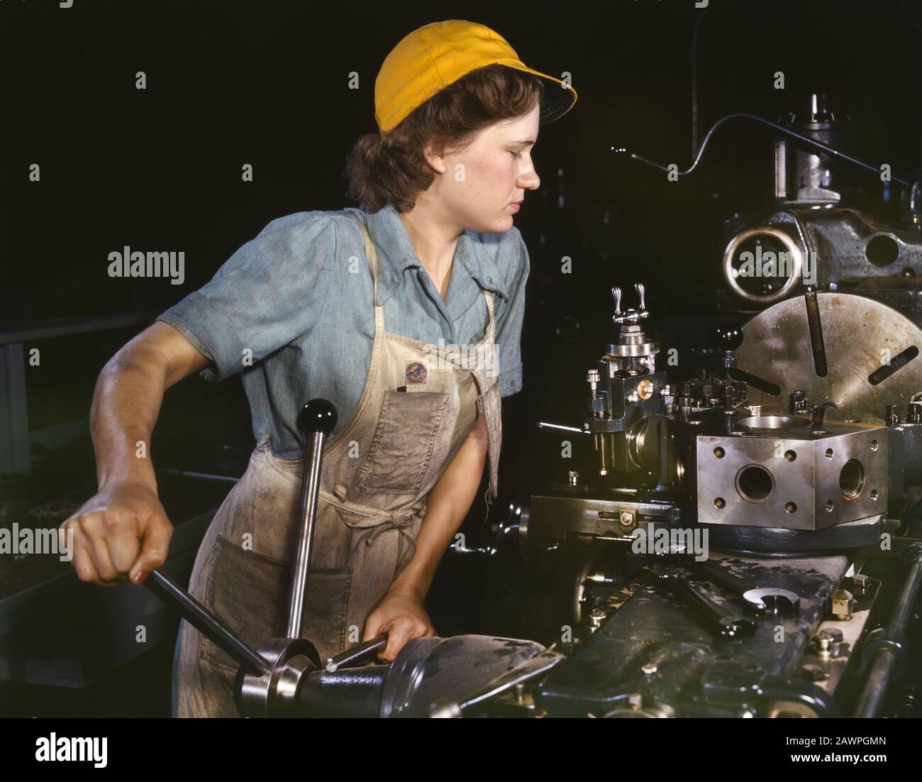 Lathe Operator Machining Parts for Transport Planes at Consolidated Aircraft Corporation Plant, fort Worth, Texas, États-Unis, photographie de Howard R. Hollem, U.S. Office of War information, octobre 1942 Banque D'Images