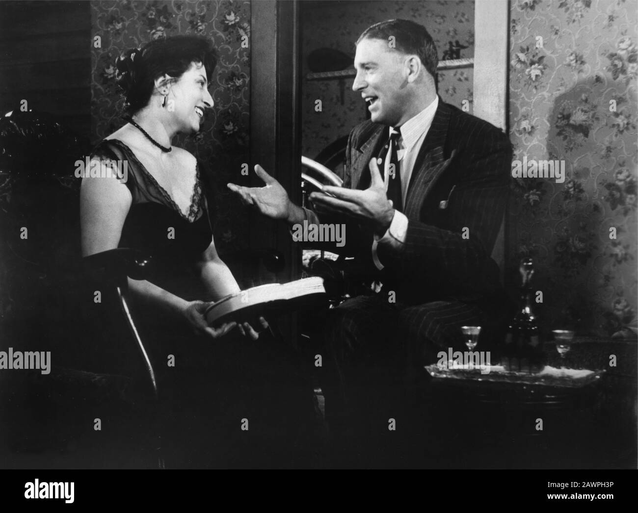 1955 , Etats-Unis : l'actrice italienne ANNA MAGNANI ( 1908 - 1973 ) avec BURT LANCASTER ( 1913 - 1994 ), dans une pubblica encore par Paramount Pictu Banque D'Images