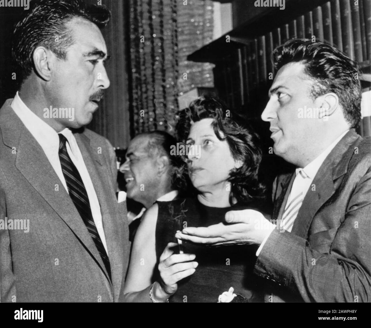 1957 , HOLLYWOOD , États-Unis : l'actrice italienne ANNA MAGNANI ( 1908 - 1973 ) avec FEDERICO FELLINI et ANTHONY QUEEN . Fellini l'est Banque D'Images