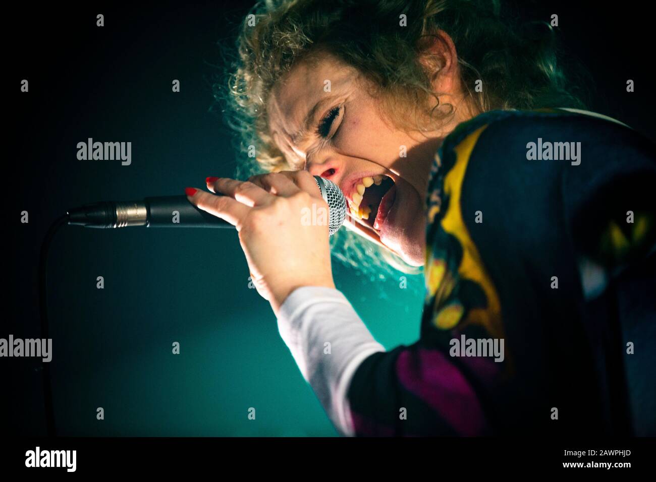 Le groupe pop belge SX singerr, Stefanie Callebaut, est vu en direct au Hard Club de Porto. Banque D'Images