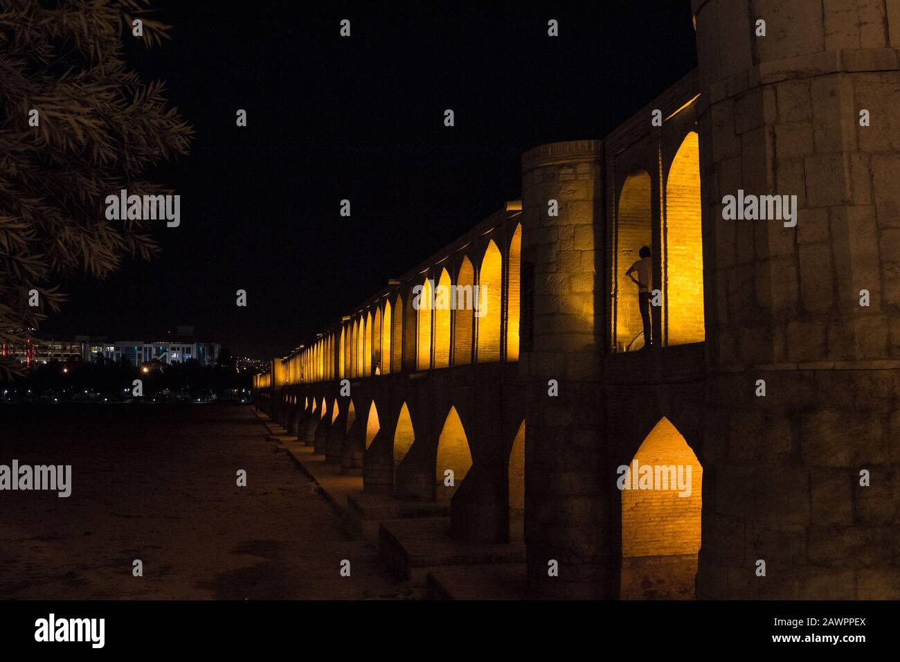 Si o Seh Pol pont sur un sombre soir à Isfahan, Iran. Également connu sous le pont Allahverdi Khan, ou pont des arches 33, c'est un site important de la ville Banque D'Images