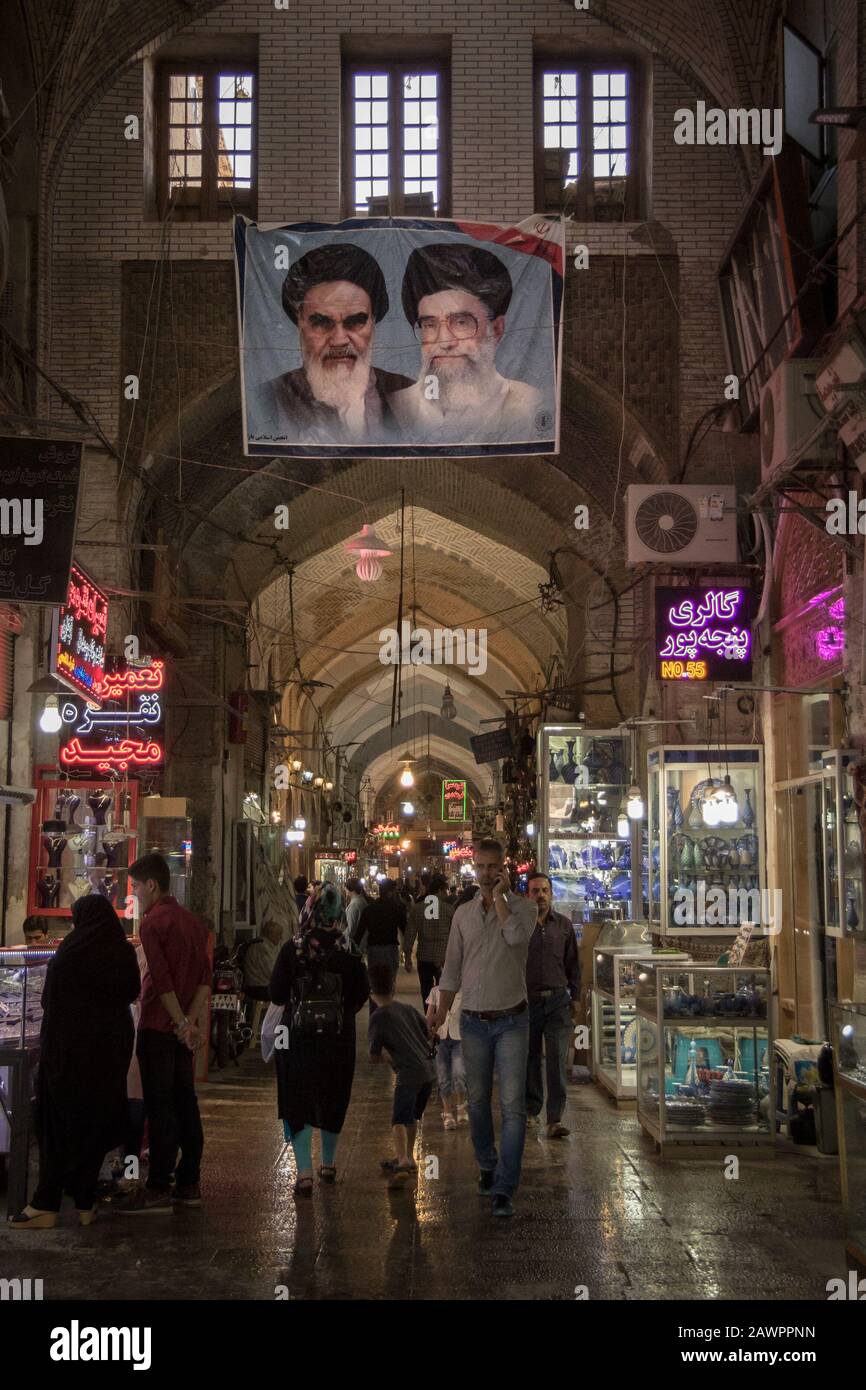 Ispahan, IRAN - 8 AOÛT 2018 : rue de l'Ispahan bazar les portraits des 2 leaders suprêmes de la République islamique d'Iran, Ali Khamenei & Banque D'Images