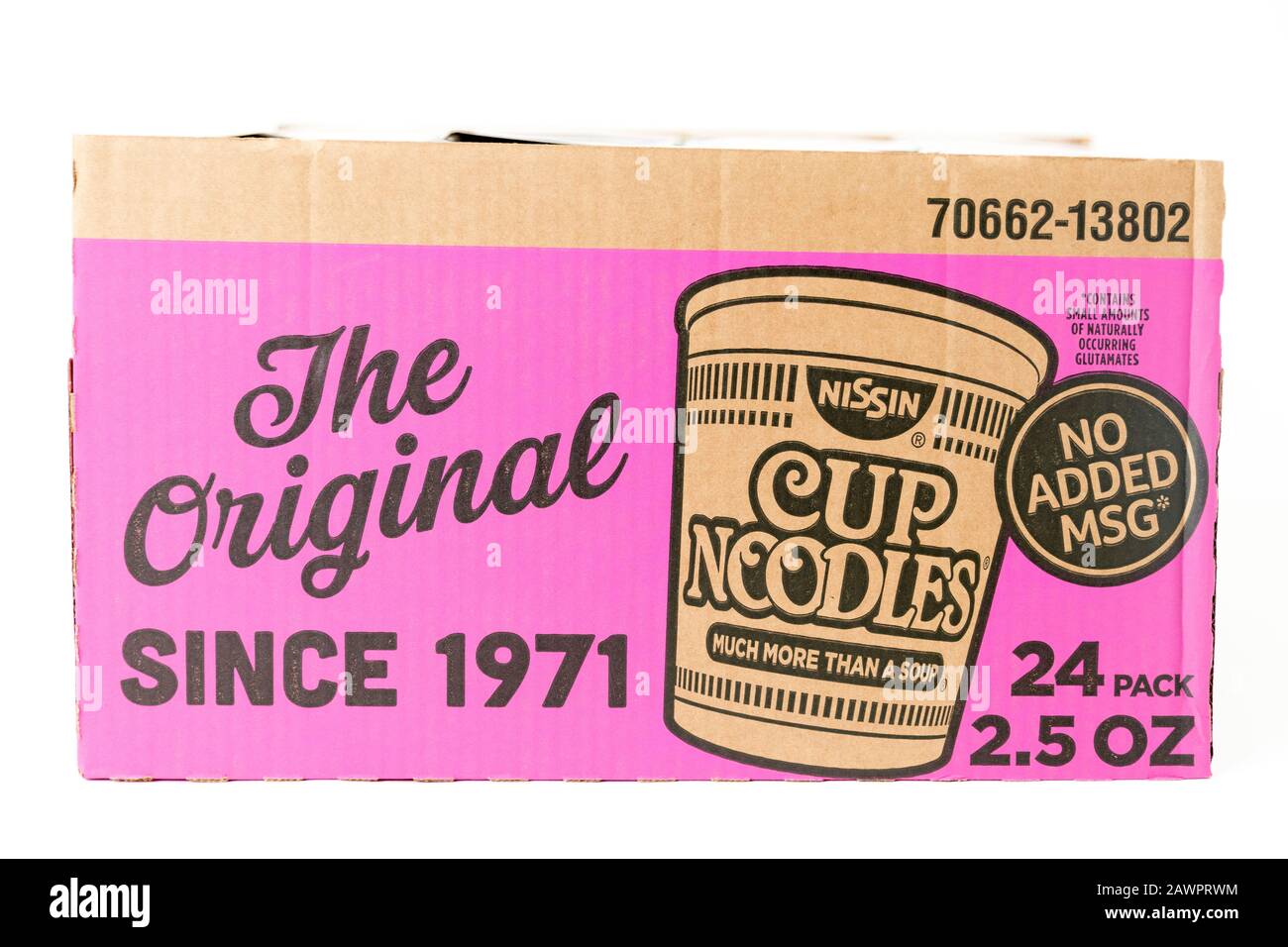 Princeton New Jersey 9 février 2020 : nouilles de la coupe Nissin sur fond blanc. Mise au point sélective. Les nouilles instantanées ont été inventées en 1958 par Momofuku Ando. Banque D'Images