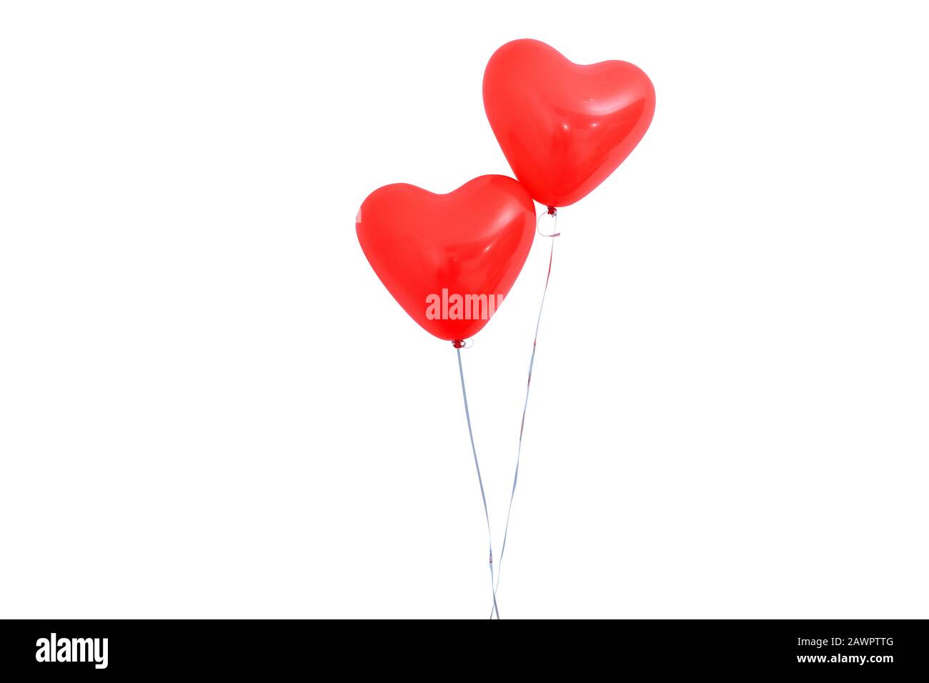 Ballon d'hélium en forme de coeur rouge isolé sur fond blanc avec cordes,  Saint-Valentin, fête des mères, fête d'anniversaire design concept. Masque  Photo Stock - Alamy