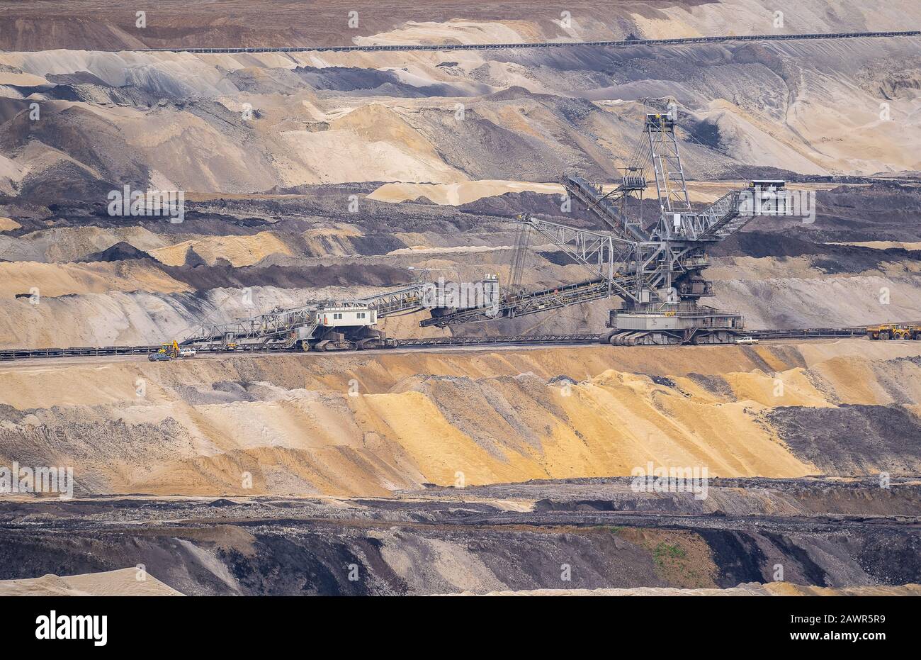 Prise de vue grand angle d'une machine sur un paysage de sable et de pierres Banque D'Images