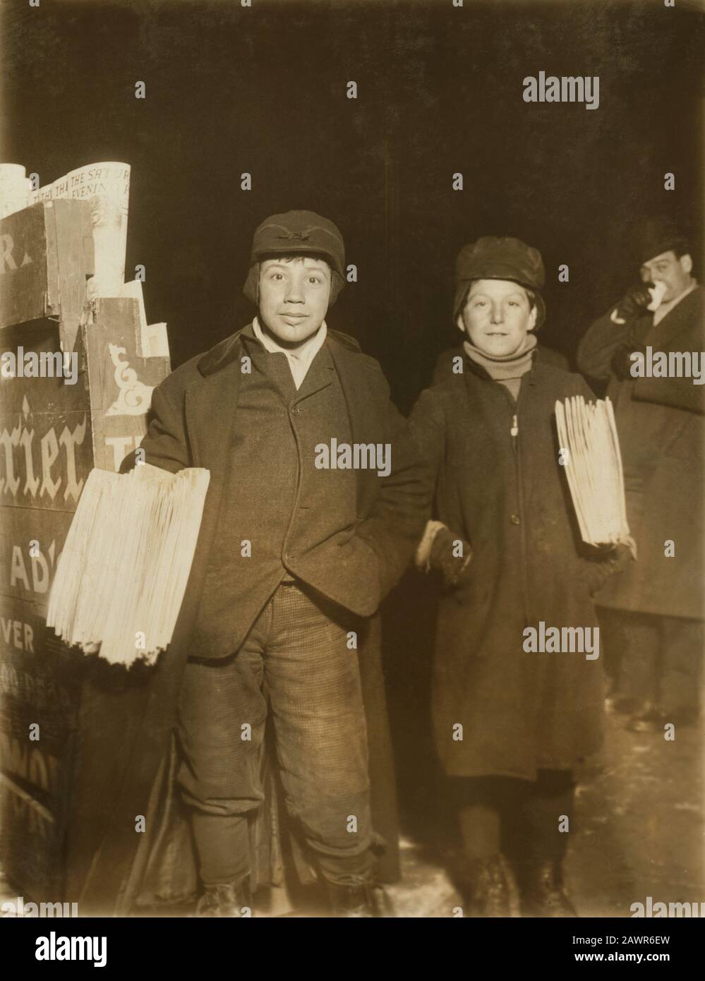 1910 , février, Buffalo , New York State , États-Unis : L'italien Donato Dandrea (À droite) 14 ans , vendant à 22 HEURES (à gauche) John Rieiglian, 15 ans Banque D'Images