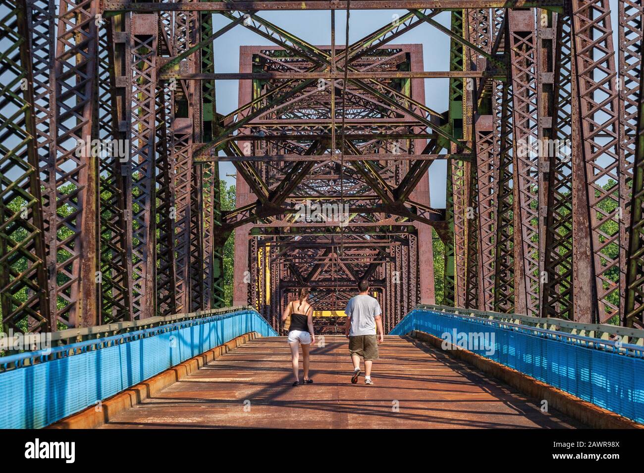 Deux personnes marchant sur le pont Old Chain of Rocks, ancienne route 66 sur le fleuve Mississippi Banque D'Images