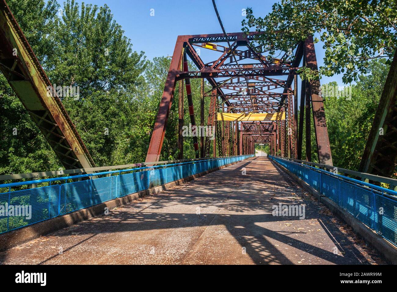 Deux personnes marchant sur le pont Old Chain of Rocks, ancienne route 66 sur le fleuve Mississippi Banque D'Images